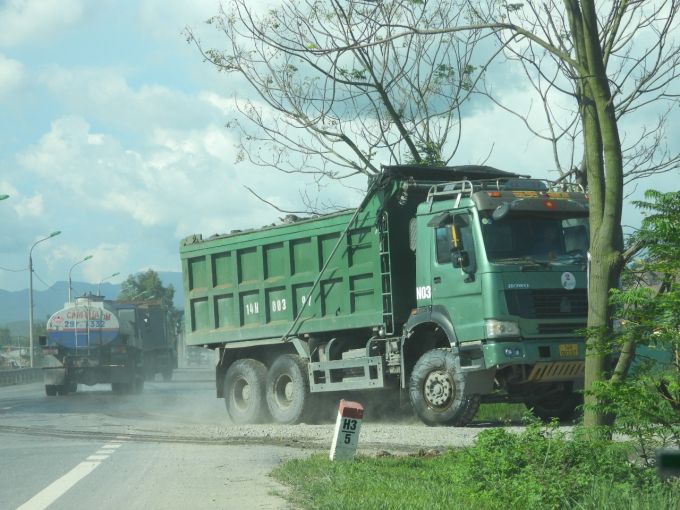 Quảng Ninh: Binh đoàn xe Hovo tung hoành tỉnh lộ 338, người dân 