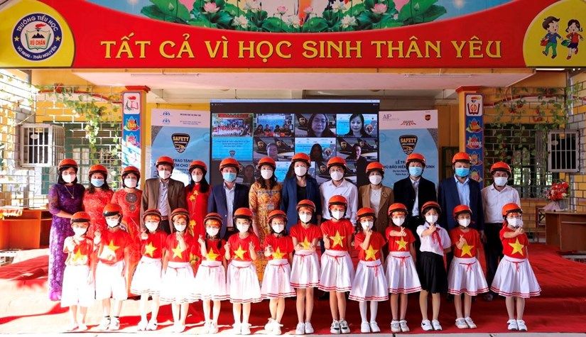 Trao tặng mũ bảo hiểm cho trẻ em gặp hoàn cảnh khó khăn ở Việt Nam