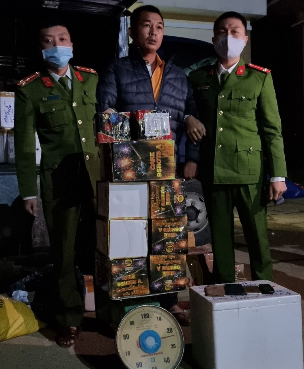 Bắt đối tượng vận chuyển 12 hộp pháo nổ trái phép ở Quảng Bình