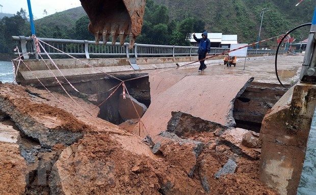 Quảng Nam: Nhiều tuyến đường đi các huyện miền núi sạt lở nghiêm trọng
