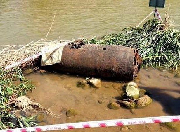 Quảng Ngãi: Phát hiện quả bom dài hơn 1m trên sông Trà Khúc