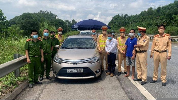 CSGT quật ngã nghi phạm vận chuyển ma tuý trên cao tốc Nội Bài - Lào Cai