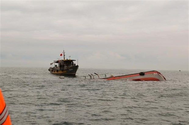 Cà Mau: Kịp thời cứu hộ 3 người dân bị chìm sà lan trên biển
