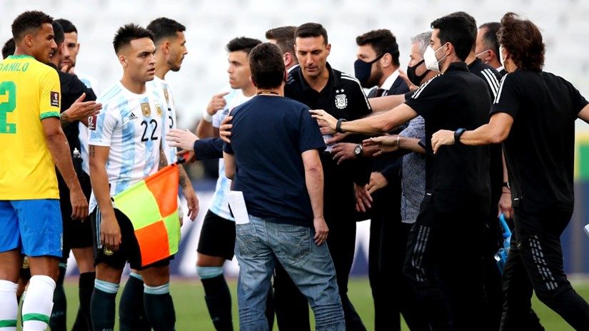 Vì sao trận kinh điển Brazil-Argentina bị hủy chỉ sau vài phút?