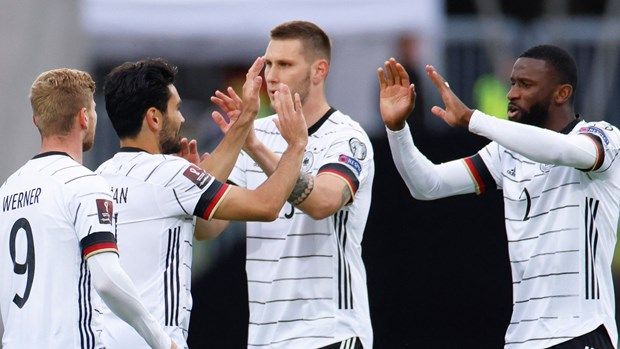 Máy bay chở tuyển bóng đá Đức dự vòng loại World Cup gặp trục trặc