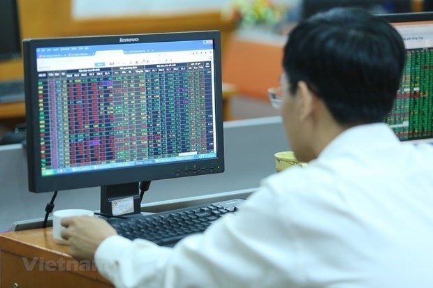 Nhóm ngân hàng, dầu khí chìm trong sắc đỏ dù VN-Index tăng điểm