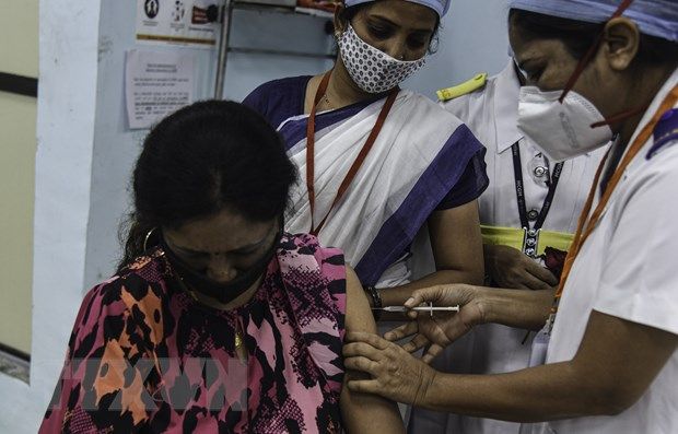 Ấn Độ lo nhiều người bỏ tiêm mũi thứ 2, Trung Quốc nỗ lực chặn dịch
