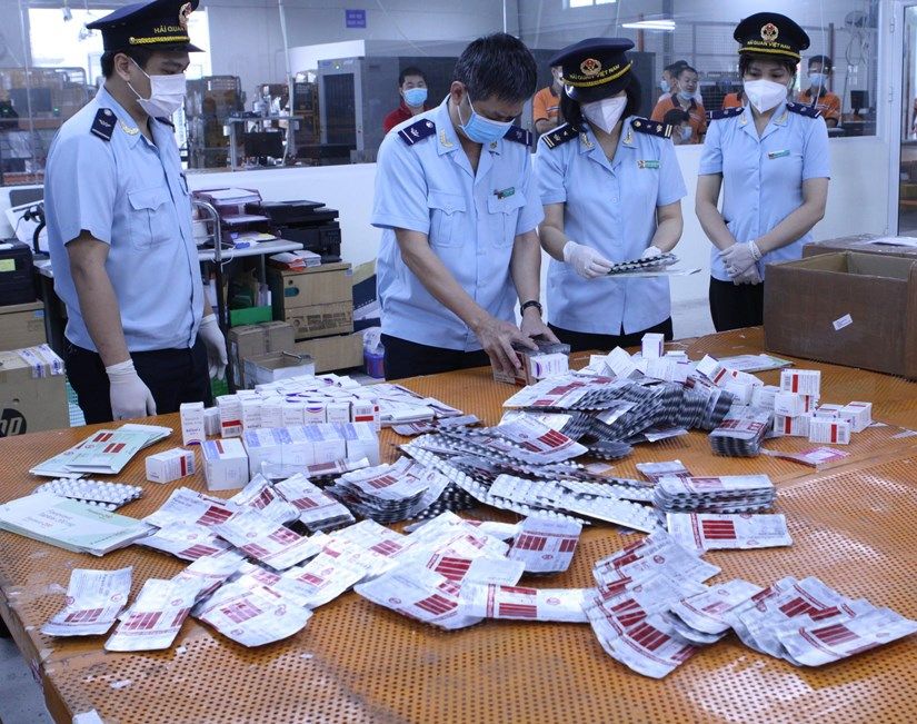 Hải quan bắt giữ hơn 60.000 viên thuốc điều trị COVID-19 nhập lậu