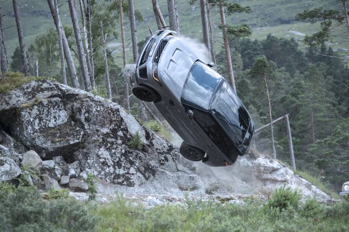 Hé lộ những cảnh nhào lộn của Range Rover Sport SVR trong Điệp viên 007