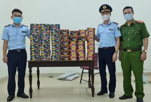 Nghệ An: Bắt vụ vận chuyển 71 kg pháo nổ do nước ngoài sản xuất
