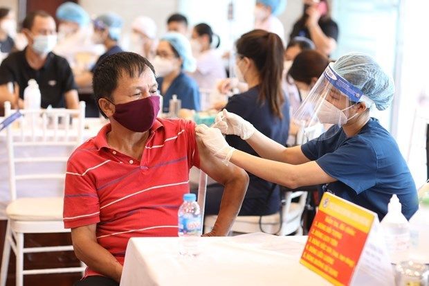 Hà Nội: Một tài xế F0 tới điểm tiêm vaccine, phường ra thông báo khẩn