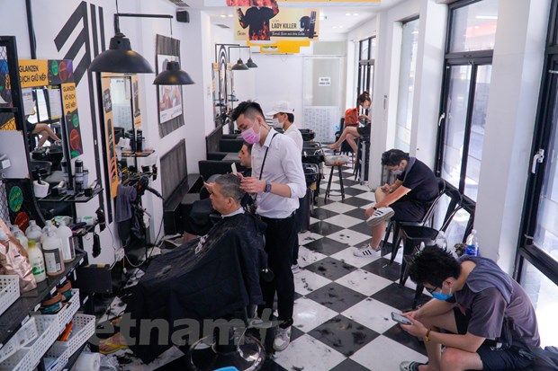 Hà Nội: Tiệm cắt tóc ‘hốt bạc’ trong ngày đầu gỡ bỏ giãn cách xã hội