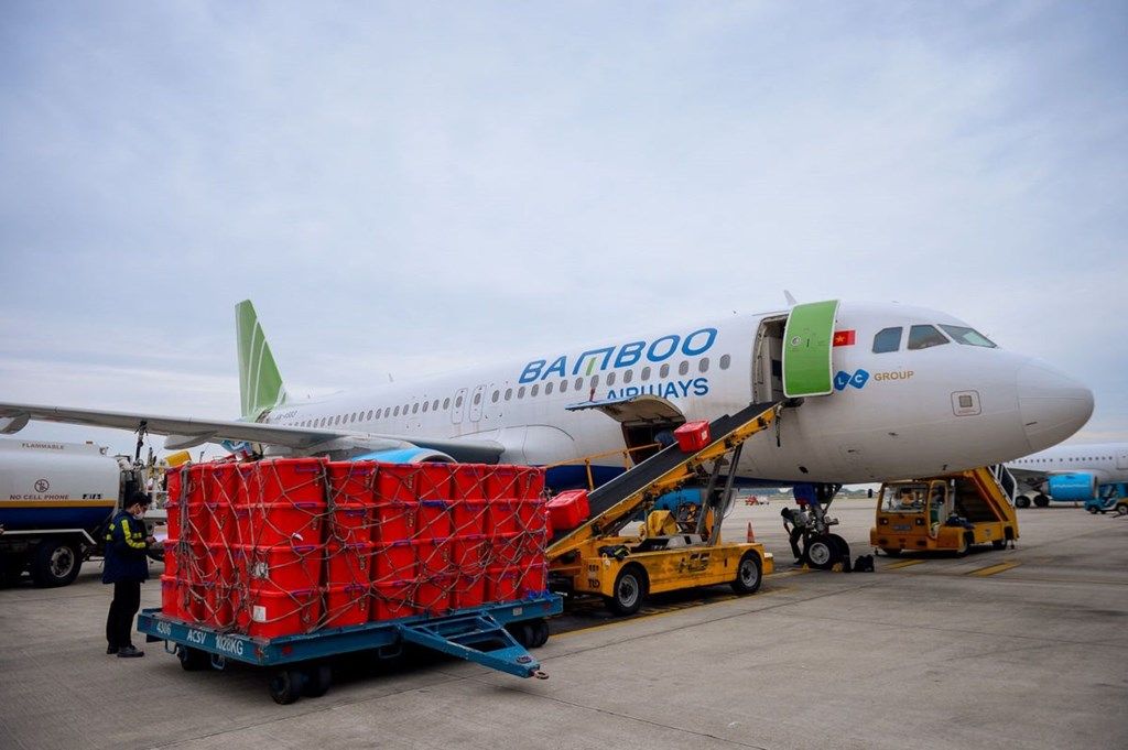 Bamboo Airways vận chuyển miễn phí y bác sĩ, thiết bị y tế đến chi viện Hải Dương