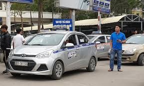 Ma trận' taxi dù 'chặt chém' hành khách khu vực bến xe Giáp Bát