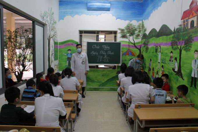 Giáo viên khoác áo blu trắng và những học sinh đặc biệt tại Trung tâm Huyết học Truyền máu tỉnh Nghệ An