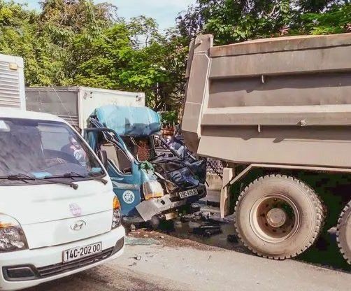 Quảng Ninh: Đâm vào đuôi xe ben, tài xế xe tải mắc kẹt trong cabin