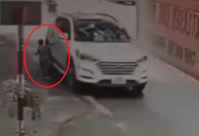 [Video]: Hoảng hồn cảnh người phụ nữ lái xế hộp toong con trai 4 tuổi tử vong