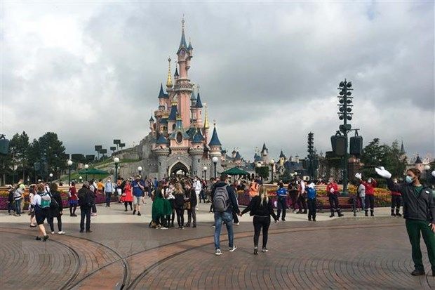 Pháp tiếp tục hoãn mở cửa trở lại công viên Disneyland Paris