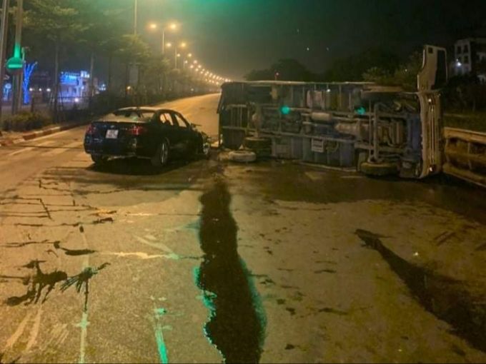 Hà Nội: Xe BMW bốc cháy sau tai nạn với xe tải