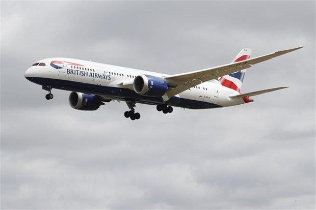 Biến thể Omicron khiến các hãng hàng không Anh tiếp tục lao đao