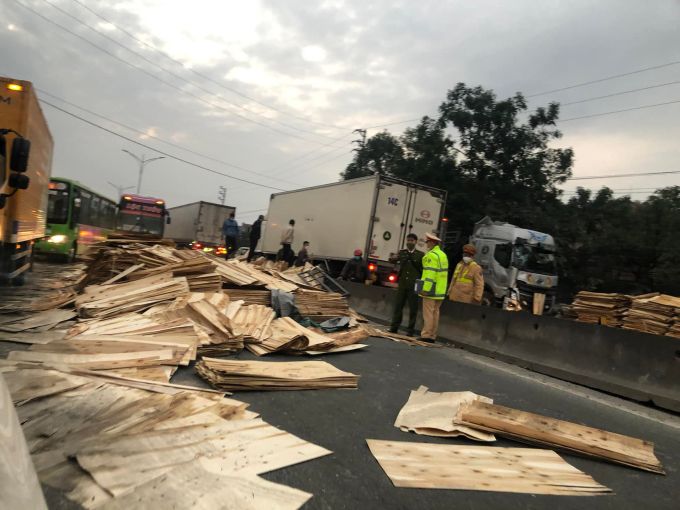 Tin tai nạn giao thông ngày 8/12: Va chạm với xe tải, người phụ nữ tử vong tại chỗ