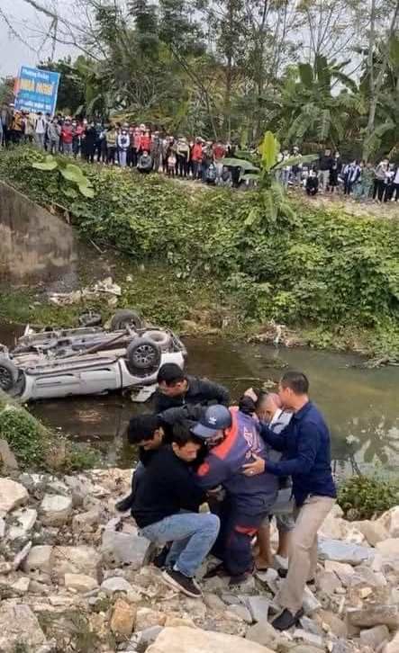 Nghệ An: Ô tô lao xuống cầu, 4 người thương vong
