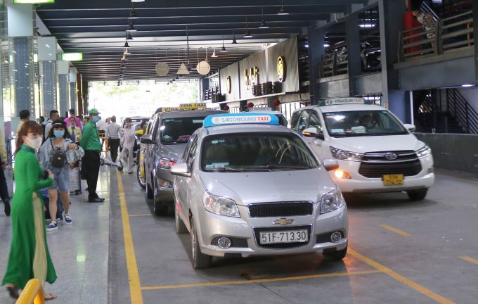 Sân bay Tân Sơn Nhất mở thêm làn xe cho xe công nghệ đón khách