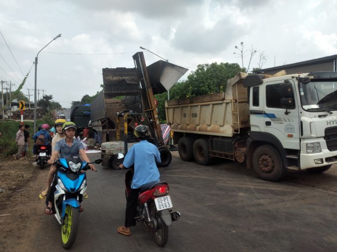 Bình Phước: Xe container tông xe tải, khu vực cầu Đakia kẹt xe nghiêm trọng