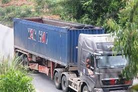 Xe container cắt nóc 'lộng hành' phố cấm Hà Nội