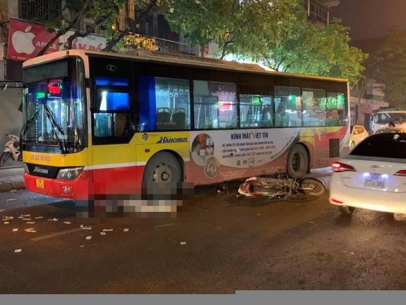 Hà Nội: Va chạm với xe buýt nam thanh niên tử vong thương tâm