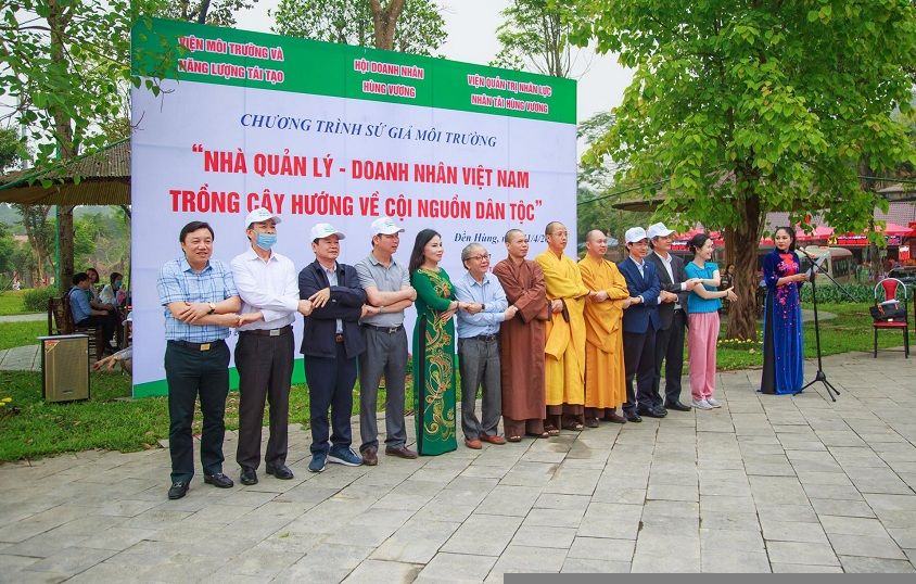 CLB Báo chí Phú Thọ tại Hà Nội phối hợp với một số đơn vị trồng cây tại Đền Hùng hướng về ngày Giỗ Tổ Hùng Vương
