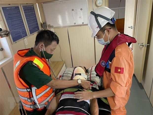 Khánh Hòa: Đưa vào bờ, cấp cứu kịp thời một thuyền viên nước ngoài