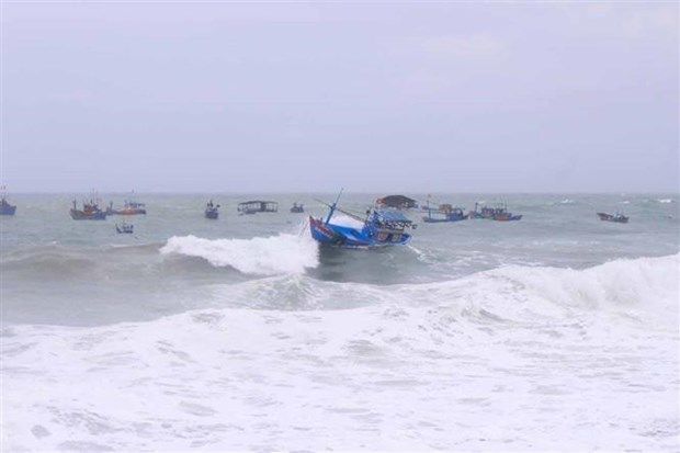 Bình Định: Triển khai trục vớt tàu thuyền bị chìm do mưa to, dông lốc