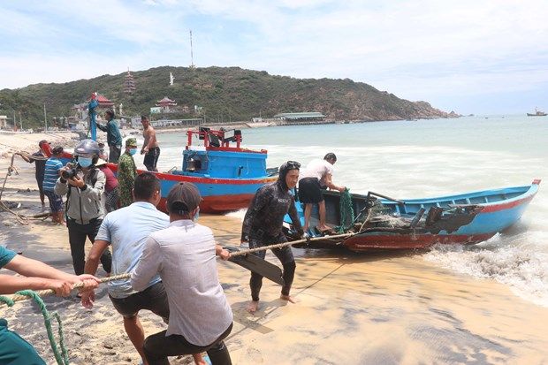 Dừng trục vớt thuyền của ngư dân Bình Định bị chìm do thời tiết xấu