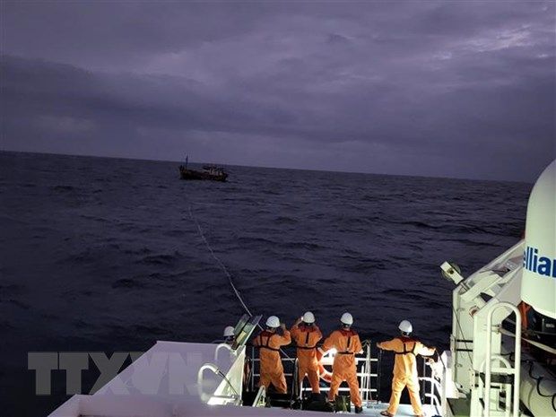 Cứu nạn tàu cá có 3 thuyền viên gặp nạn trong thời tiết nguy hiểm