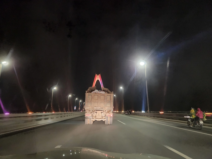 Xử lý xe quá tải ở cầu Thăng Long: Căng nơi này, luồn chỗ khác