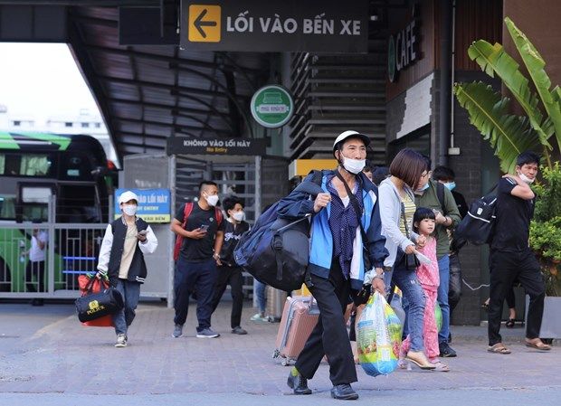 [Photo] Người dân quay trở lại Hà Nội sớm vì lo sợ tắc đường