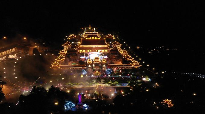 Quảng Ninh: Biển người hân hoan trong đêm rước xe hoa kính mừng Đức Phật đản