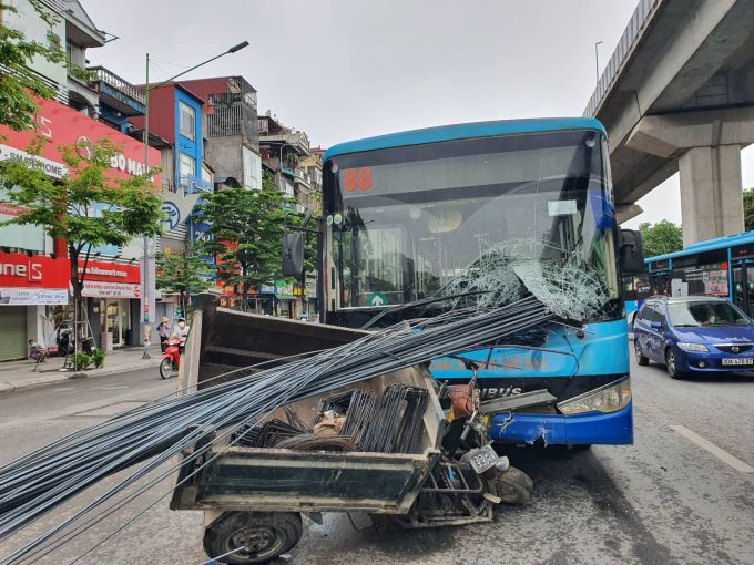 Hà Nội: Xe ba bánh tự chế chở sắt xuyên thủng kính lái đầu xe buýt