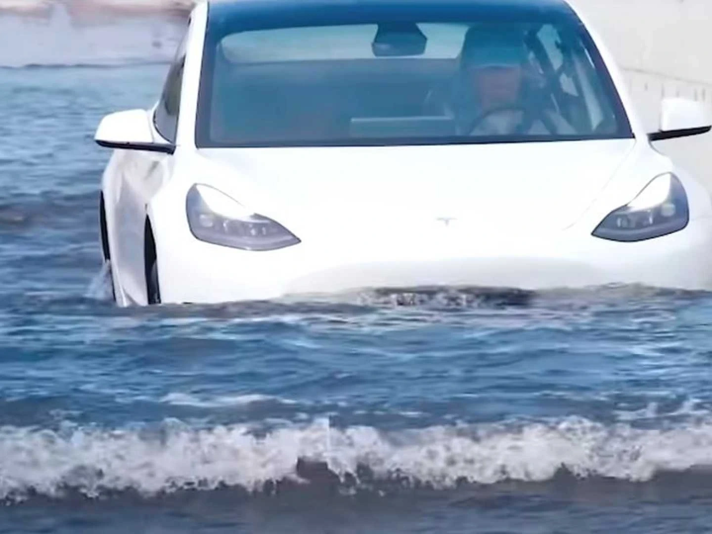 Ô tô điện có thể di chuyển được trong đường ngập lụt không?