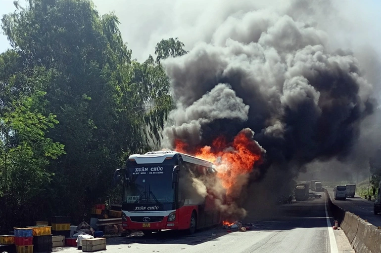 Phú Yên: Xe khách chở 20 người bốc cháy dữ dội trên quốc lộ