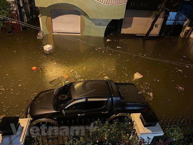 Mưa lớn cuối ngày khiến nhiều tuyến phố Hà Nội 'chìm trong biển nước'