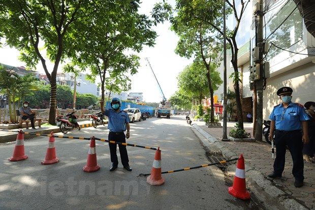 Hà Nội: Đường Vũ Tông Phan bất ngờ sụt lún làm 'hú hồn' người đi bộ