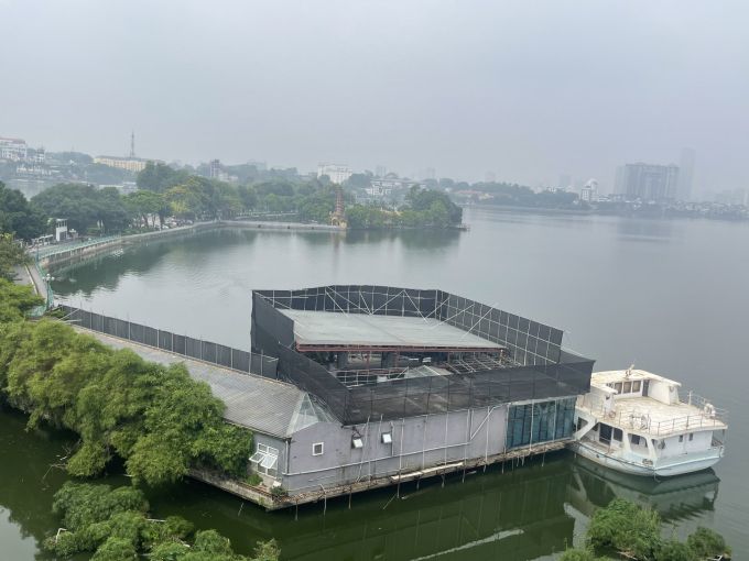 Tây Hồ (Hà Nội): Nhà hàng Bay Buffet ngang nhiên sửa chữa trái phép trên lòng hồ Tây