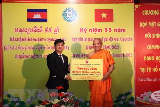 Trao tặng học bổng 500 triệu đồng cho du học sinh Campuchia tại TP.HCM
