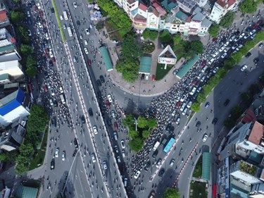 Ngã Tư Sở 'bớt khổ' trong ngày đầu tuần giao thông theo phương án mới