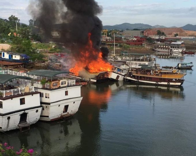 Quảng Ninh: Hàng loạt tàu du lịch bốc cháy ở một cơ sở sửa chữa tàu