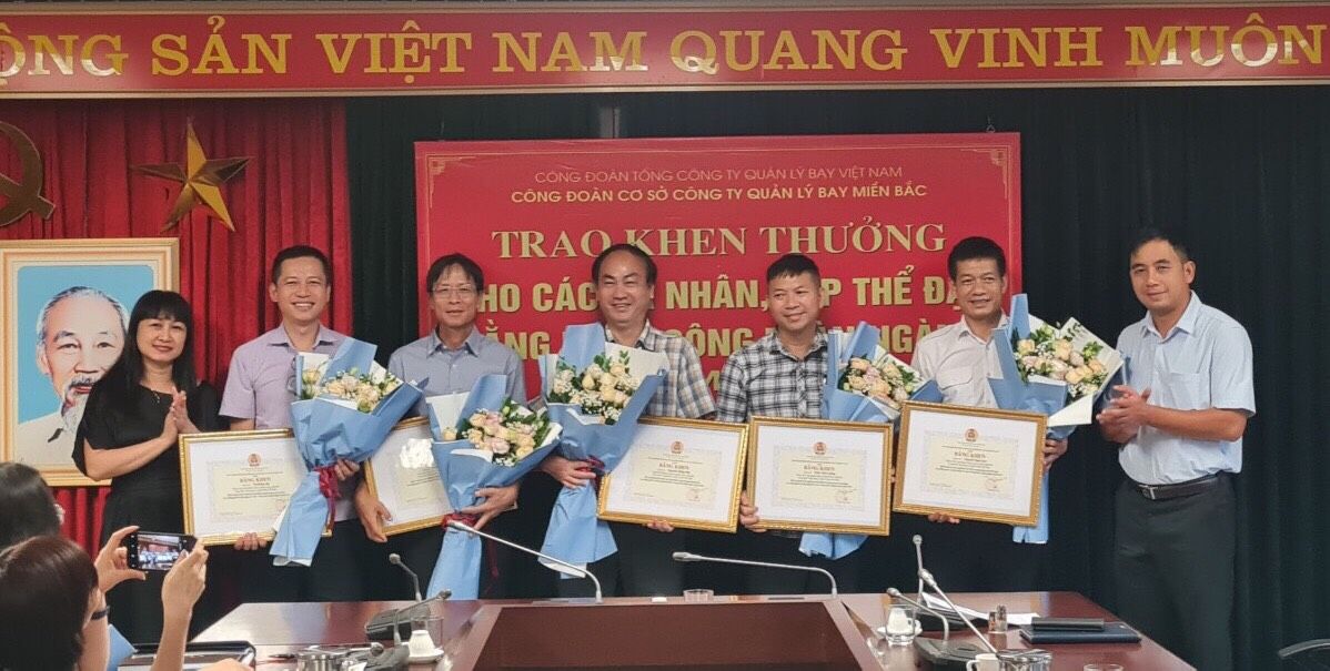 Công đoàn Giao thông vận tải Việt Nam trao tặng Bằng khen cho các cá nhân và tập thể tại Công ty Quản lý bay miền Bắc