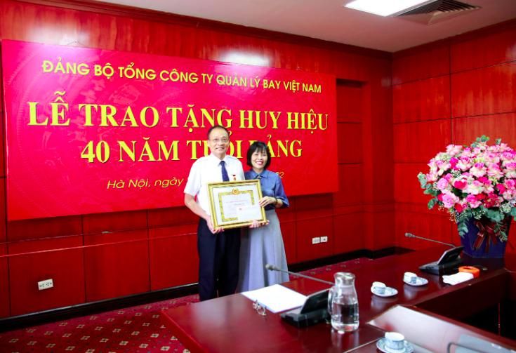 Lễ trao tặng huy hiệu 40 năm tuổi đảng