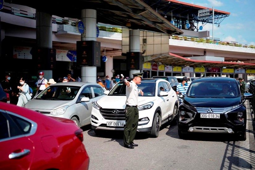 Khách đi lại nhiều, sân bay Nội Bài quá tải công suất thiết kế